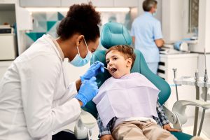 歯科医で治療中の男の子