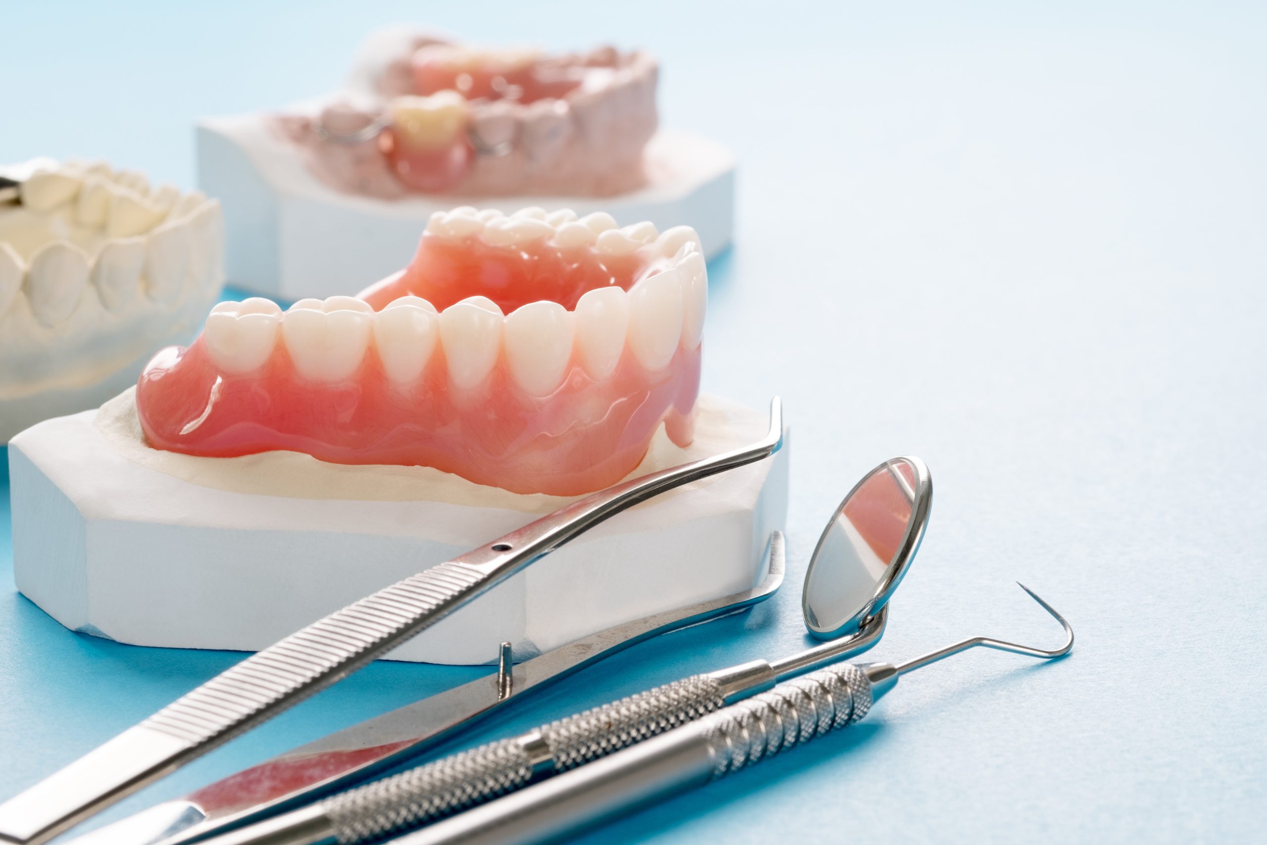 保険適用の入れ歯と保険適用外の入れ歯は何が違うの？それぞれのメリットや費用について解説！