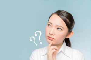 疑問をを感じている白いシャツを着た女性