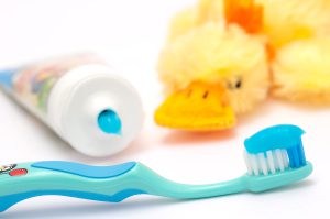 水色の歯ブラシとアヒルと歯磨き粉