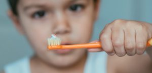 【虫歯予防】小児のフッ素塗布！効果や安全性・歯科医院でのフッ素塗布の流れを解説！