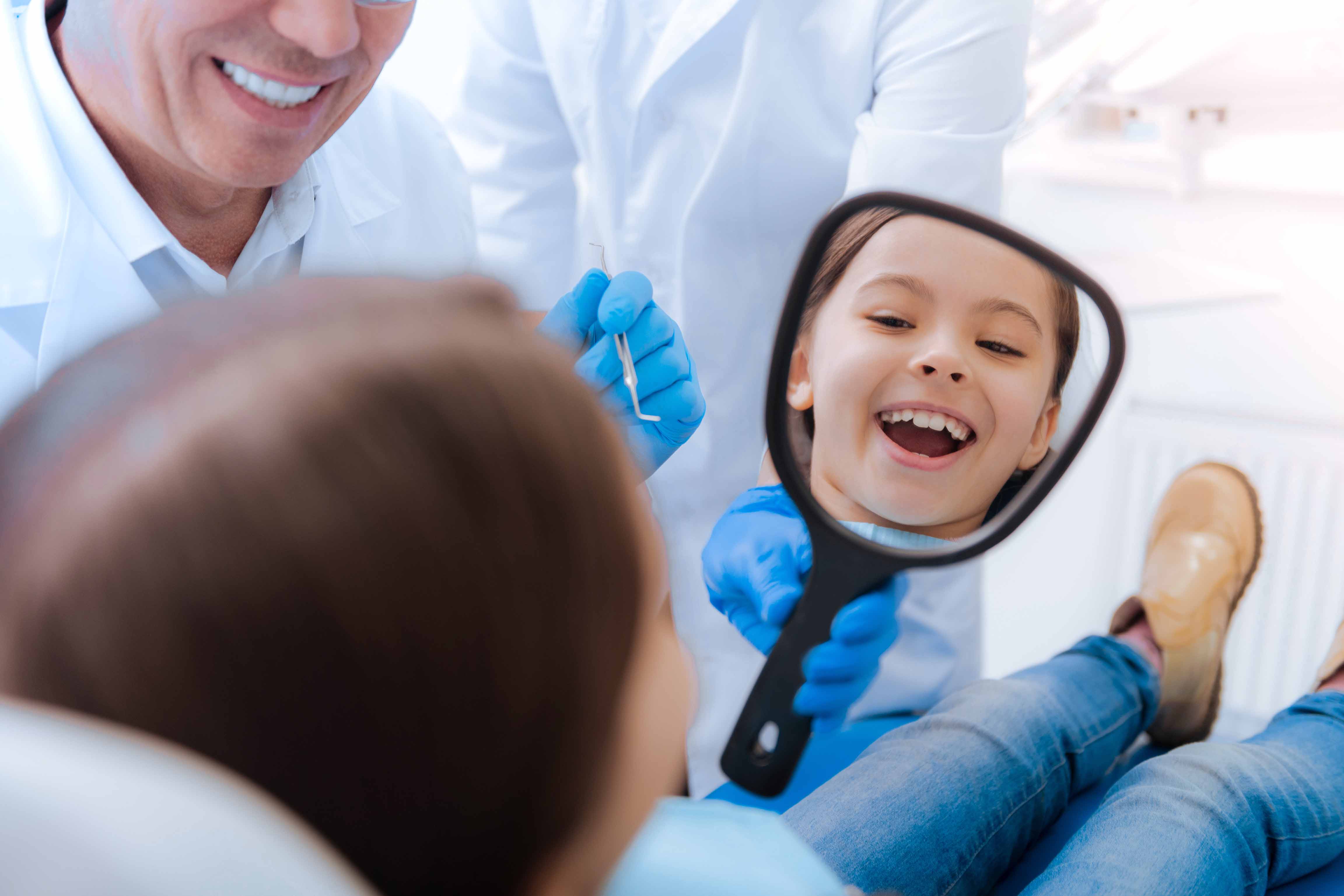 【小児の歯科矯正】こどもの歯並びをきれいに！床矯正の治療法やメリットについて解説！