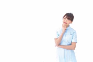 白い白衣を着た女性が悩んでいる