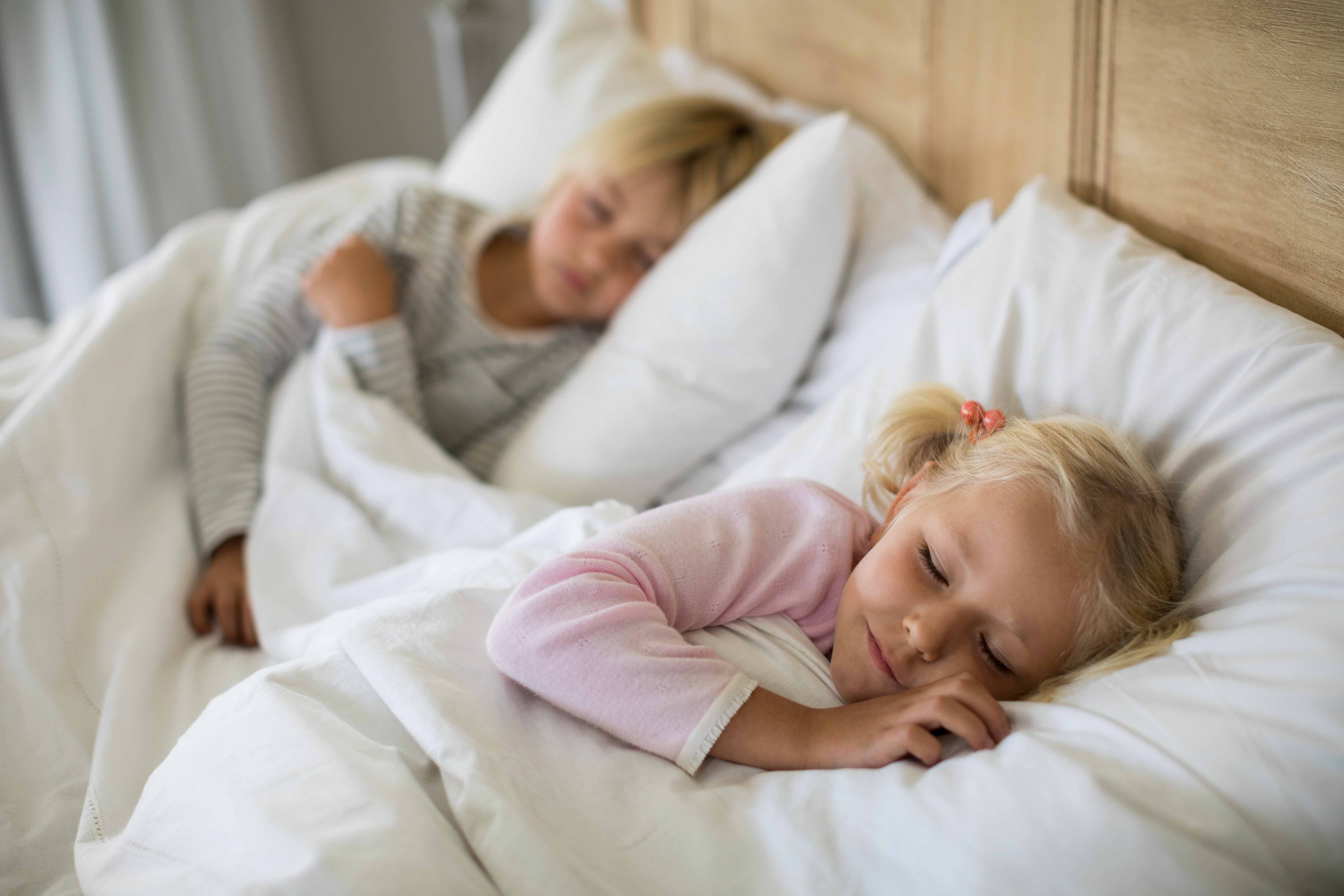 ベッドで寝ている男の子と女の子