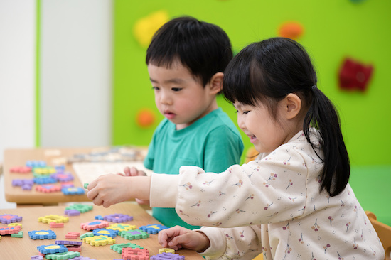 保育所や託児所、幼稚園などで過ごす子どもたち　