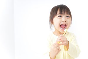 お子様の歯磨きは極めて重要！方法と歯磨き粉の選び方を解説