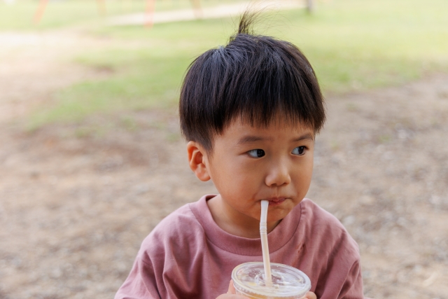 ジュースで歯が溶ける？気づきにくい酸蝕症と子どもの歯を守る方法