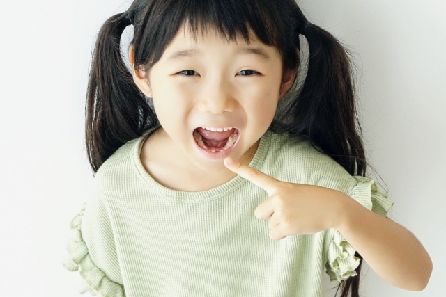子どもの前歯のギザギザしてる？その原因と自然に治る理由