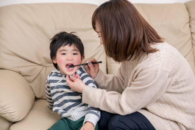 子どもが歯磨きのときに痛がるのはなぜ？虫歯以外にも原因はあるの？